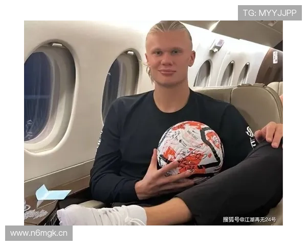 哈兰德帽子戏法后拿球 队友调侃怪胎